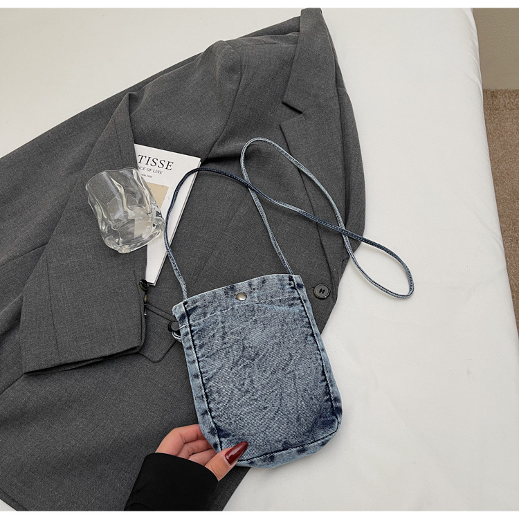 Japanese-style ins retro single-shoulder bag, Korean-style casual and simple washed denim crossbody bag, versatile mobile phone bag for travel Specification drawing