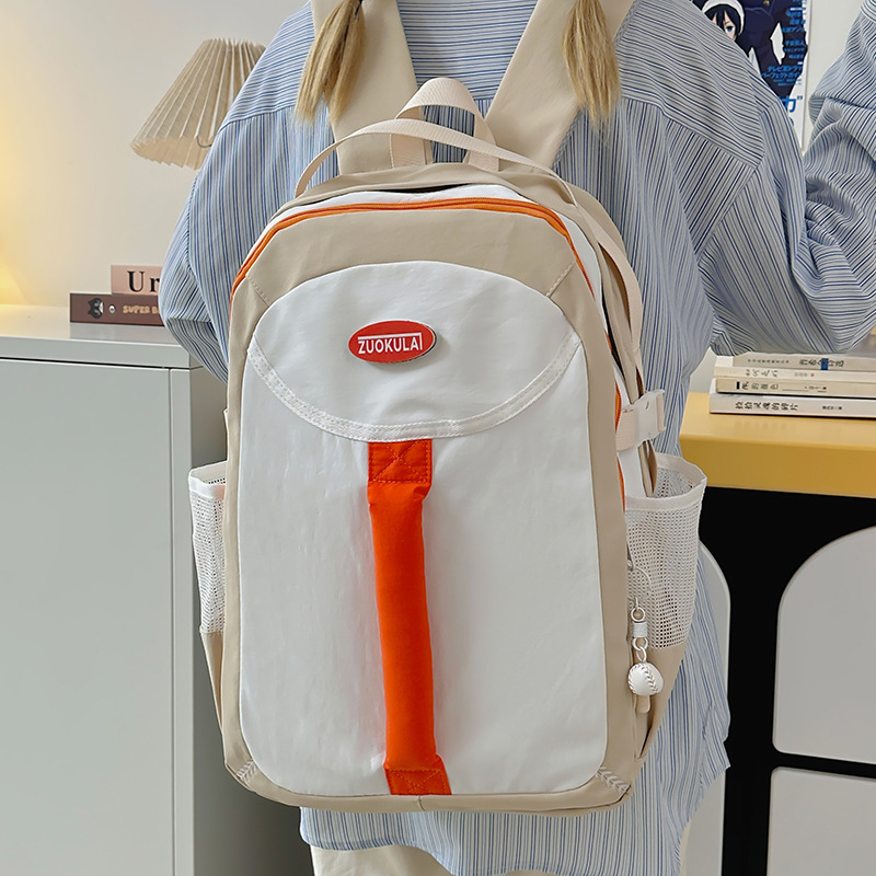 Color-blocking, versatile schoolbag for grades three to six, niche design sense, sporty and casual backpack, outdoor travel backpack full figure
