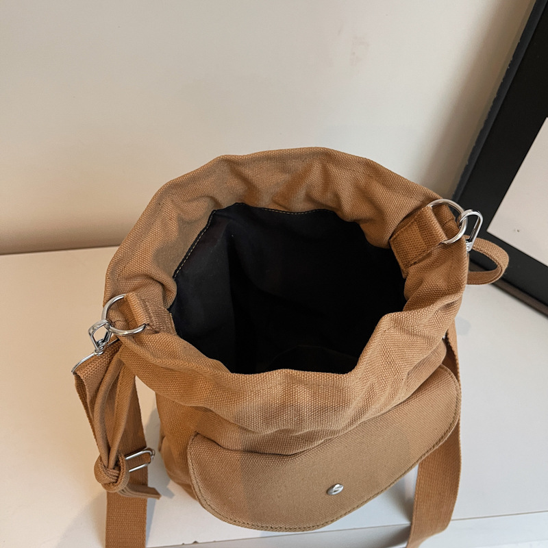 A new Korean-style fashionable pleated drawstring bucket bag for women in 2025, casual and versatile, and a trendy single-shoulder crossbody bag Specification drawing