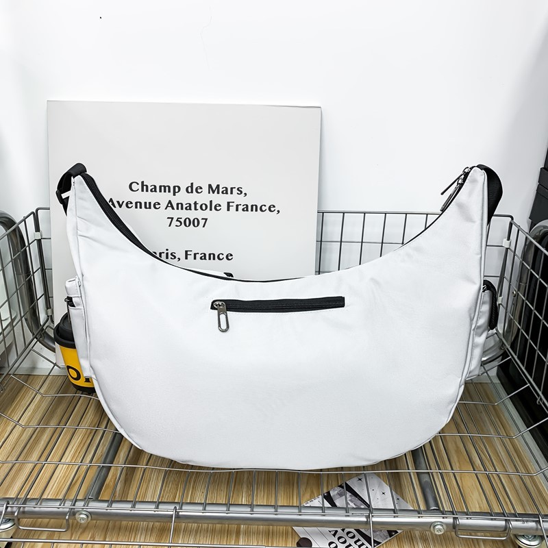 A new high-appeal short-distance travel bag and handbag for both men and women, featuring a casual, simple, lightweight and versatile design with a large capacity crossbody Specification drawing