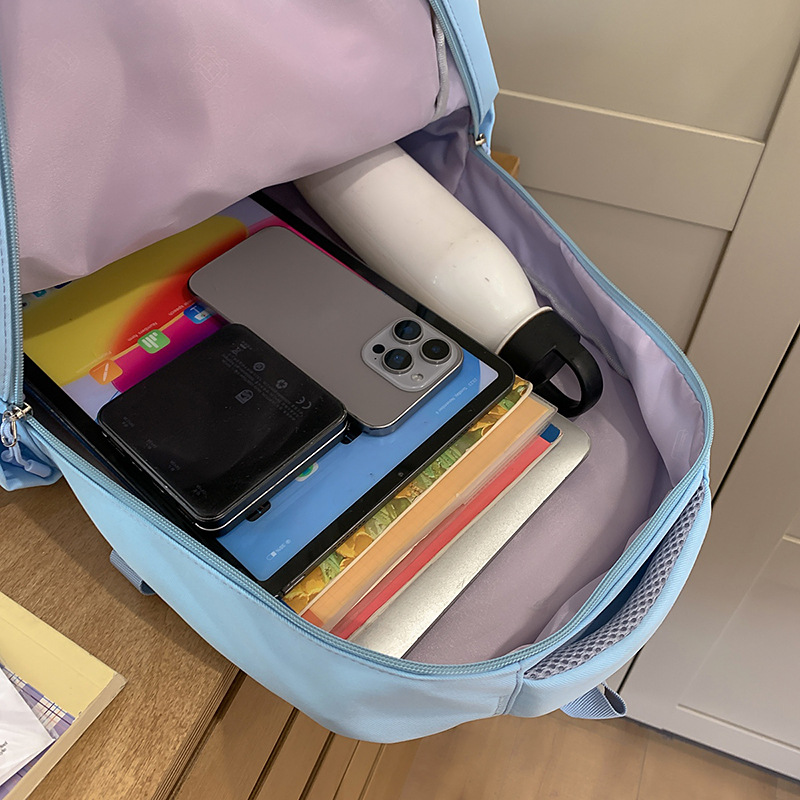 A new, cute and cartoonish bag with a high level of appearance. It is a casual, simple, lightweight and versatile backpack for high school and junior high school students, suitable for commuting Application Scenario