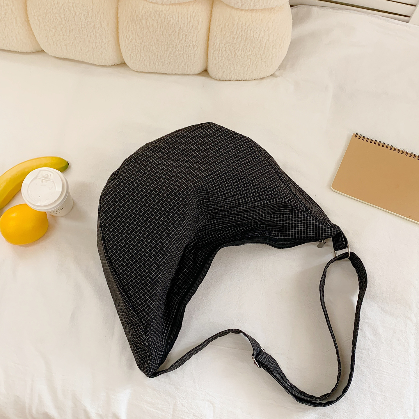 A new high-appeartion-level, laid-back and niche design tote bag for women in solid color, simple and lightweight crossbody bag from Korean Instagram Specification drawing