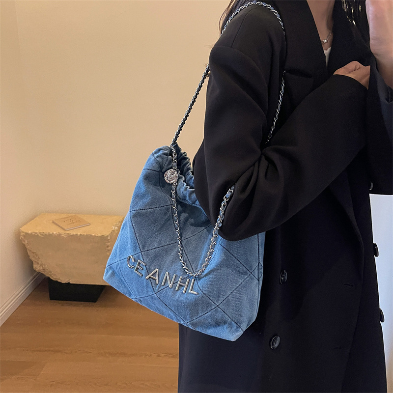 2024 New Korean-style denim large-capacity bag, women's diamond-shaped chain, high-end commuting single-shoulder bag for women full figure