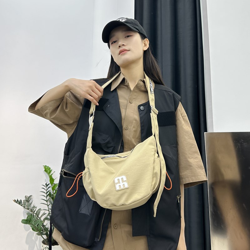The new Japanese-style laid-back single-shoulder bag, large-capacity casual and cool canvas bag, simple, lightweight and versatile commuting dumplings details Picture
