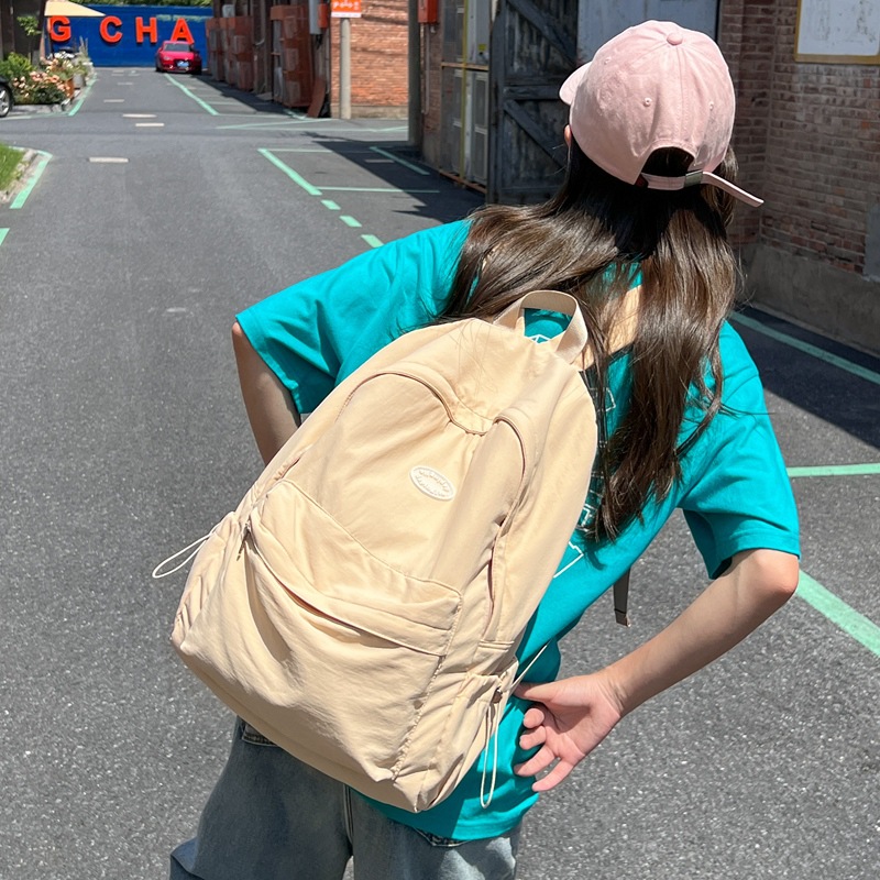 A new Korean-style laid-back schoolbag in a sweet solid color for junior and senior high school campuses, a fresh and versatile fashionable backpack details Picture