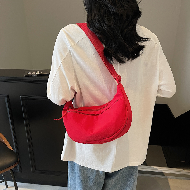 The 2025 new lightweight and large-capacity casual single-shoulder crossbody bag from Bag Girl is versatile for sports and commuting Application Scenario