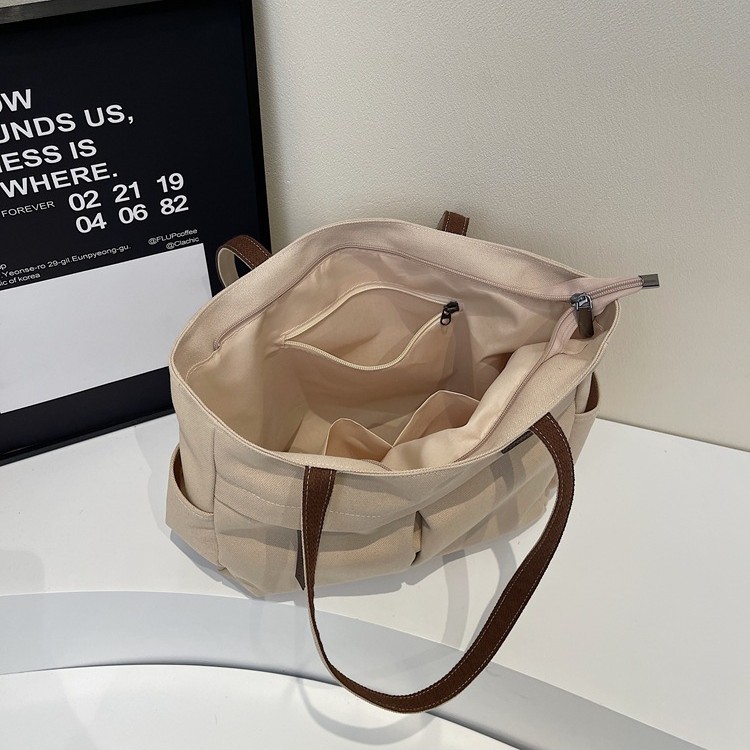 2025 New large-capacity versatile single-shoulder retro underarm bag, fashionable and versatile tote bag, casual and simple single-shoulder bag Application Scenario