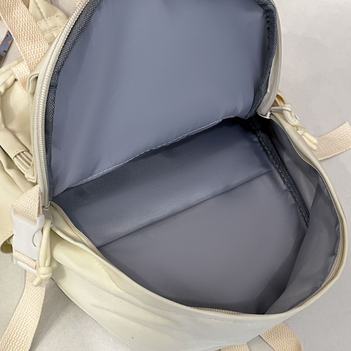 A sweet and cute children's spring outing and study backpack with a high level of appearance, an Instagram-style lightweight backpack for going out Application Scenario