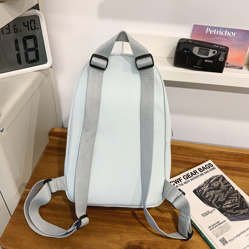 A new spring casual and sporty single-shoulder crossbody bag in a solid color from Japanese ins Muji Application Scenario