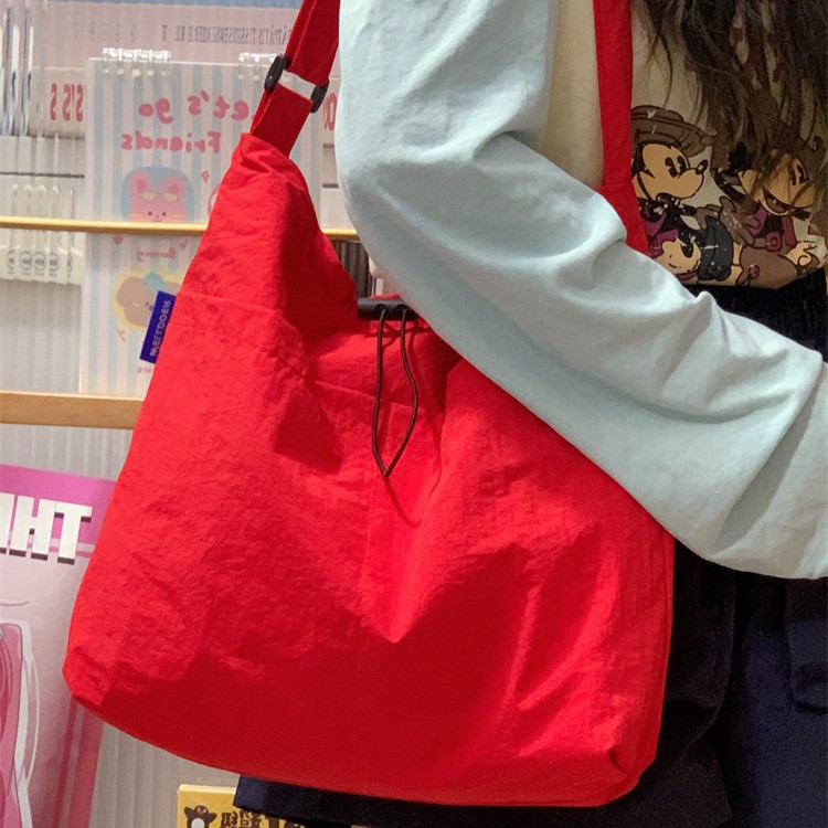 A new high-appeal ins solid color crossbody bag for women, featuring a casual, simple and lightweight design for commuting with a large capacity drawstring crossbody full figure