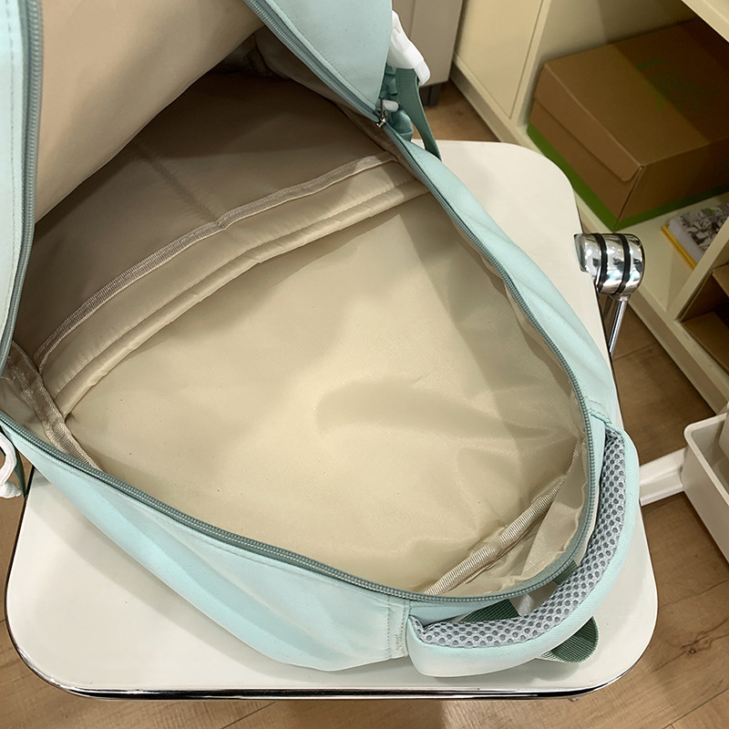 Schoolbag for junior high school students, 2025 new style, high appearance level, high school and college students, forest-themed girl, large capacity, college style backpack Application Scenario