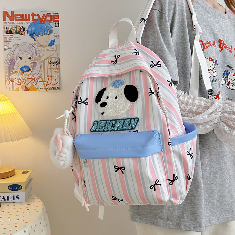A new high-appeal backpack for primary and secondary school students, which is casual, simple, lightweight, fashionable and versatile for commuting, with a large capacity full figure