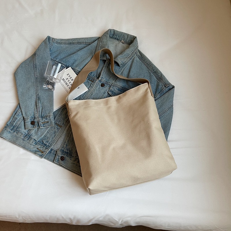 A lightweight and casual large-capacity crossbody bag, a simple and versatile single-shoulder tote bag, and a hand-held commuting bag for students to attend classes and study Application Scenario