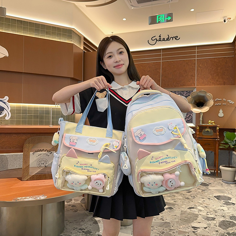 A new, fresh and cute Japanese backpack for junior and senior high school students. It is simple, lightweight, versatile and has a large capacity for commuting details Picture