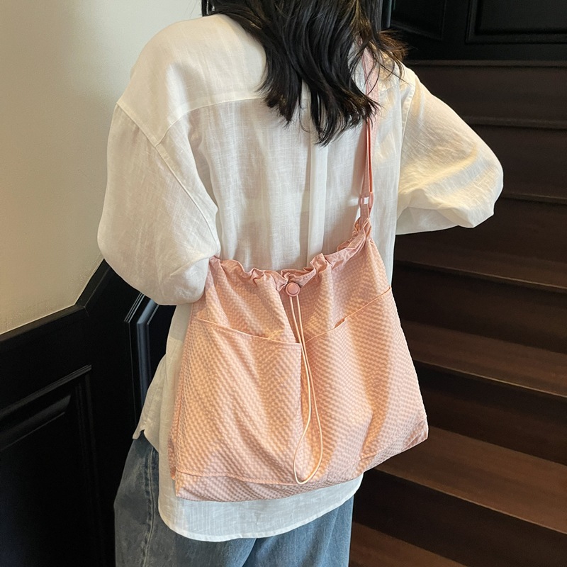 The new Korean-style ins high-end underarm bag is a casual, simple, lightweight and versatile large-capacity tote bag for women full figure