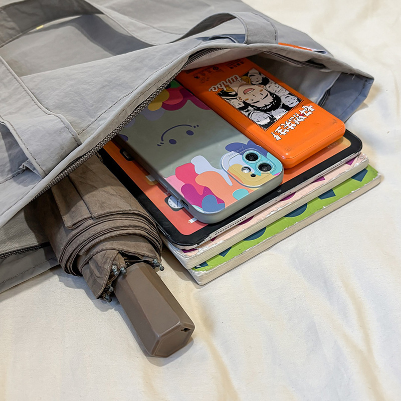 Korean InS-style laid-back red tote bag, large-capacity single-shoulder bag, seaside vacation, high appearance level, girlish heart crossbody bag Application Scenario