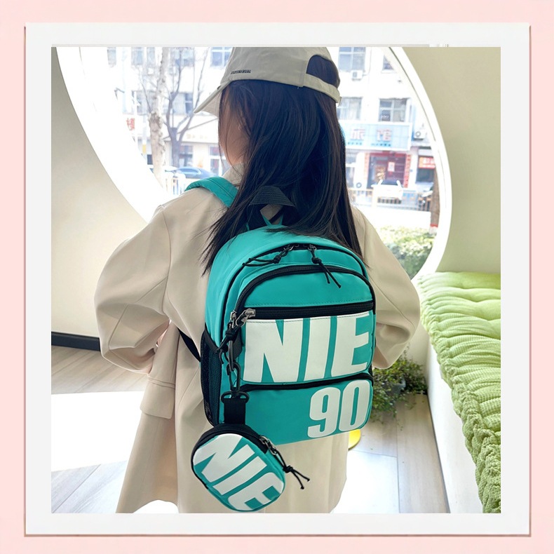 The new children's bag is simple, ultra-light, and has a large capacity. It is a fashionable bag for boys and girls aged 3 to 6 details Picture