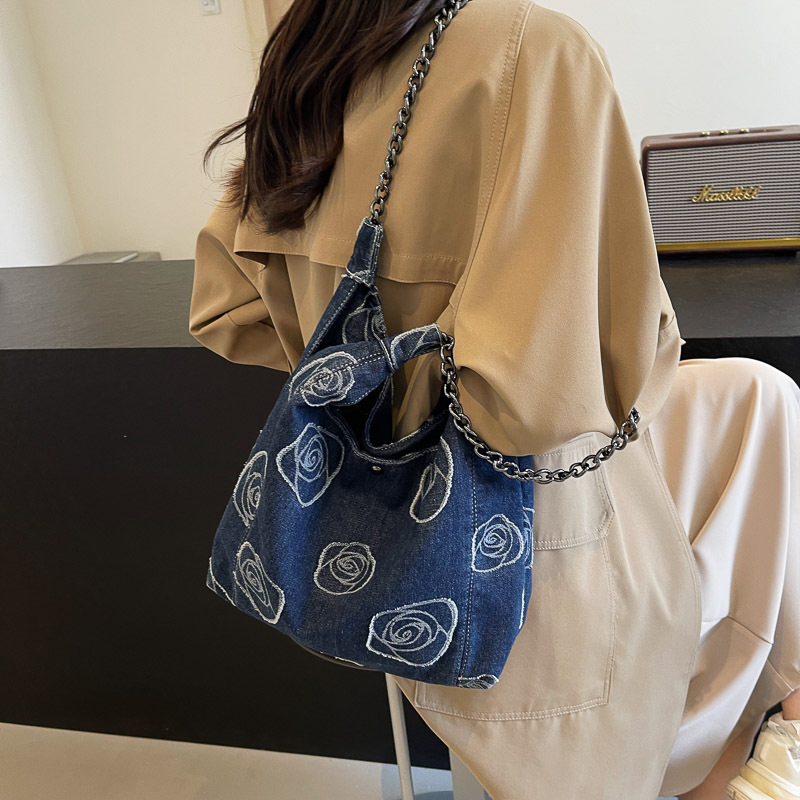 Original homemade rose denim color-blocking drawstring bag, dopamine chain bag, a laid-back and trendy crossbody bag for a strong female lead full figure