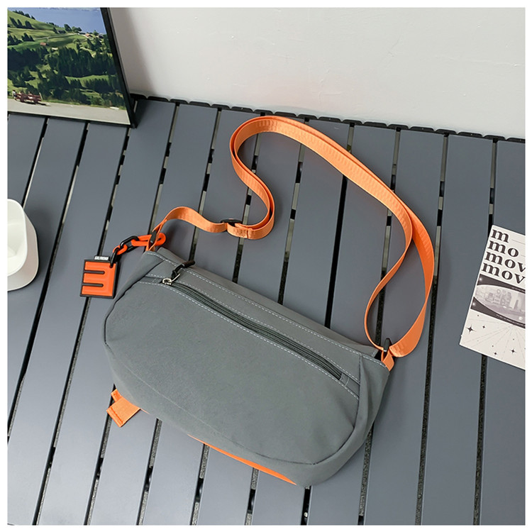 A new high-appearure-level fashionable messenger bag for both men and women, featuring simple color matching for casual commuting, large capacity and versatile single-shoulder crossbody Specification drawing