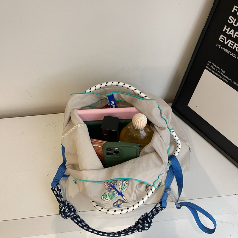 New high-appeal, laid-back, candy-colored embroidered rabbit eco-friendly shopping bag, lightweight and portable, large-capacity tote bag Application Scenario