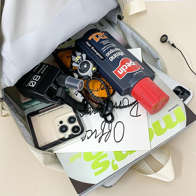 A new high-appeal college-style backpack for junior and senior high school students, featuring a simple, lightweight and outdoor commuting design with a large capacity Application Scenario