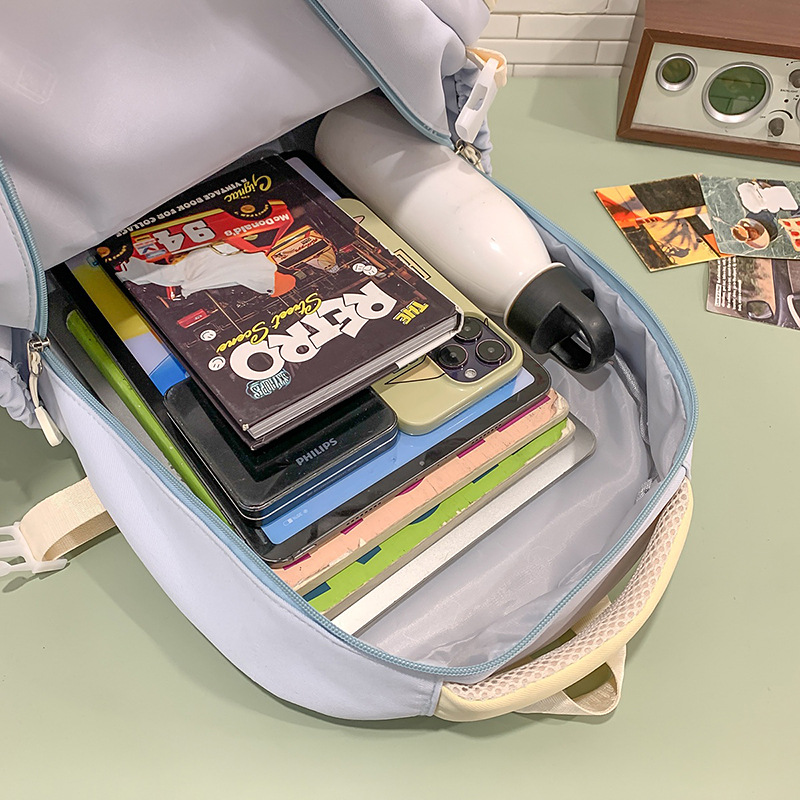 A new, fresh and cute Japanese backpack for junior and senior high school students. It is simple, lightweight, versatile and has a large capacity for commuting Application Scenario