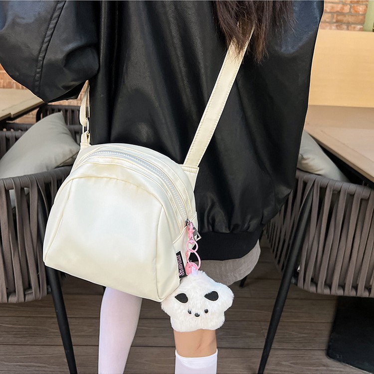 The new high-quality dopamine crossbody small bag is a portable bag for couples to go shopping. It comes in multiple colors and has a laid-back style, making it a versatile single-shoulder bag full figure