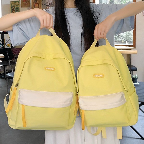 A new Japanese-style ins backpack with a high level of appearance, fresh and sweet color contrast, is a lightweight multi-pocket backpack for primary and secondary school students full figure
