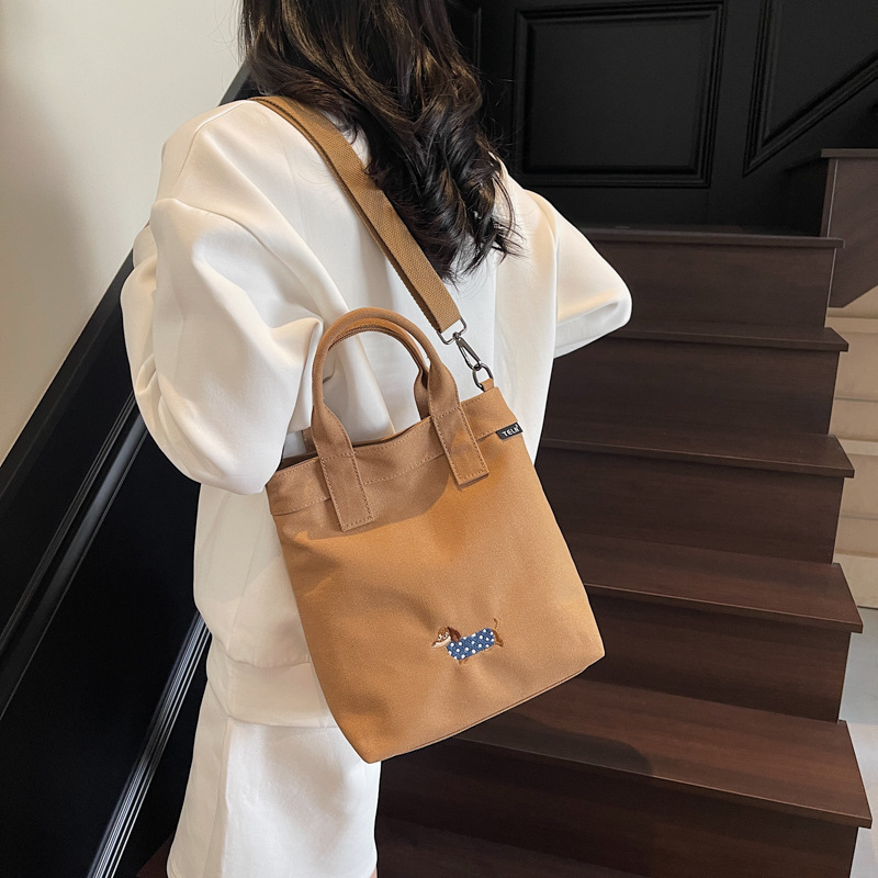 2025 New Japanese-style artistic embroidery Dachshund canvas crossbody handbag, daily student lunch box bag details Picture