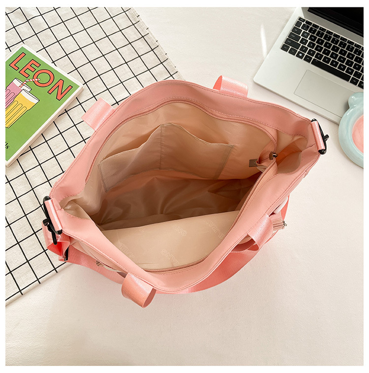 2025 New school-style cartoon single-shoulder tutorial bag, large-capacity casual handbag, cute commuter crossbody bag Application Scenario
