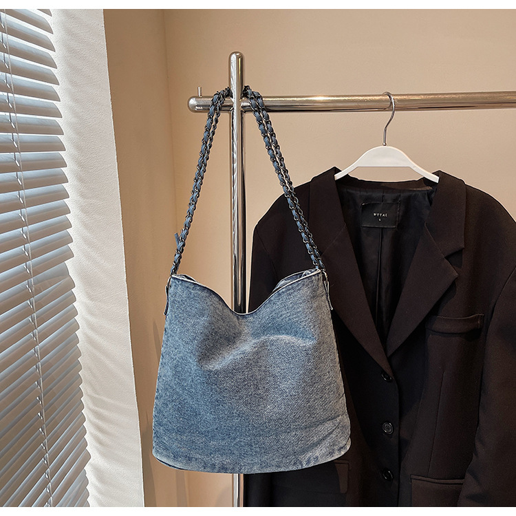 Hong Kong-style retro versatile denim crossbody bag, large capacity, fashionable and artistic student workwear style single-shoulder tote dumpling bag Application Scenario