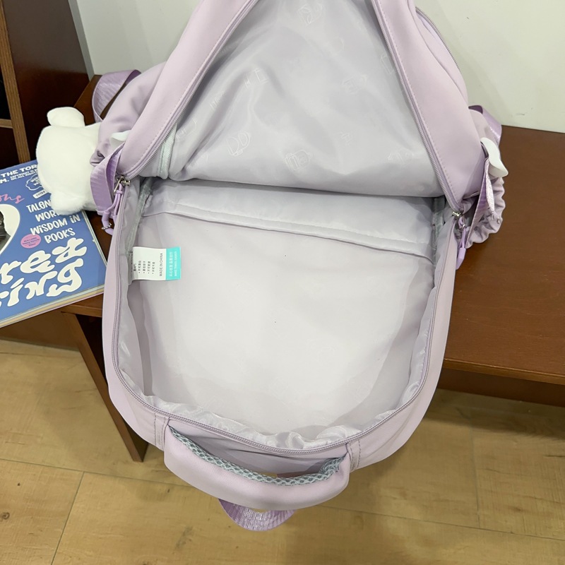 High-quality and versatile schoolbag for junior high school girls, a light and cute Japanese-style high school student backpack with contrasting colors Application Scenario