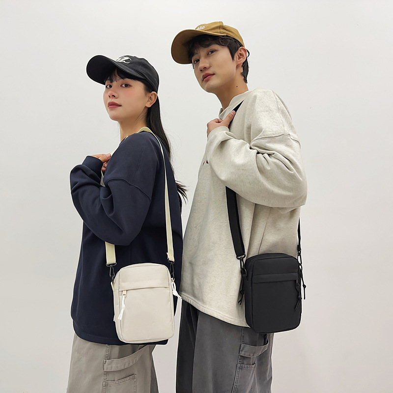 Retro street fashion couple's versatile crossbody bag, casual sporty style girl's single-shoulder bag, high appearance level travel bag details Picture