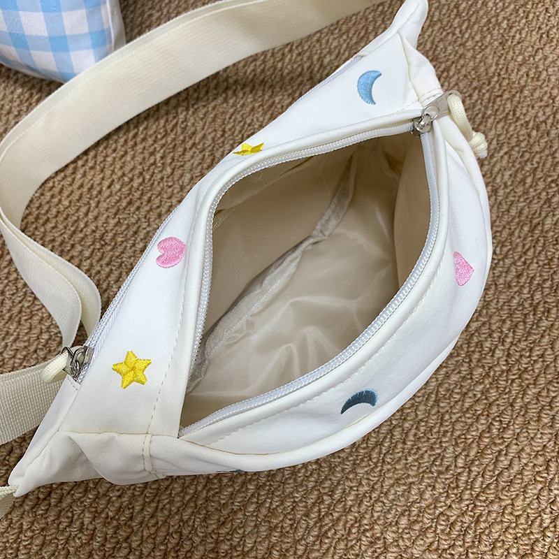 The 2025 new stylish and versatile shoulder bag, fresh and sweet waist bag, commuting chest bag, casual, sporty and cute crossbody bag Application Scenario