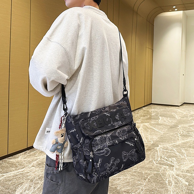 Japanese ins printed bear crossbody bag for boys, junior and senior high school students, 2025 new large-capacity lightweight single-shoulder bag for girls full figure
