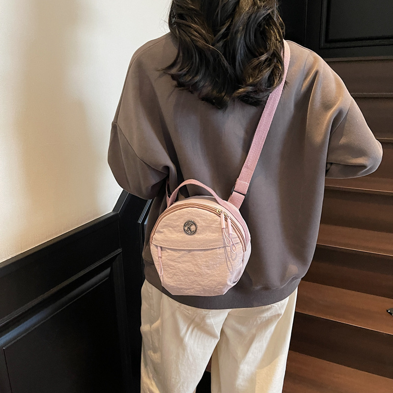 The 2025 new high appearance level small round bag is sweet and versatile. It is suitable for commuting and traveling, and can be carried diagonally on one shoulder in macaron color full figure
