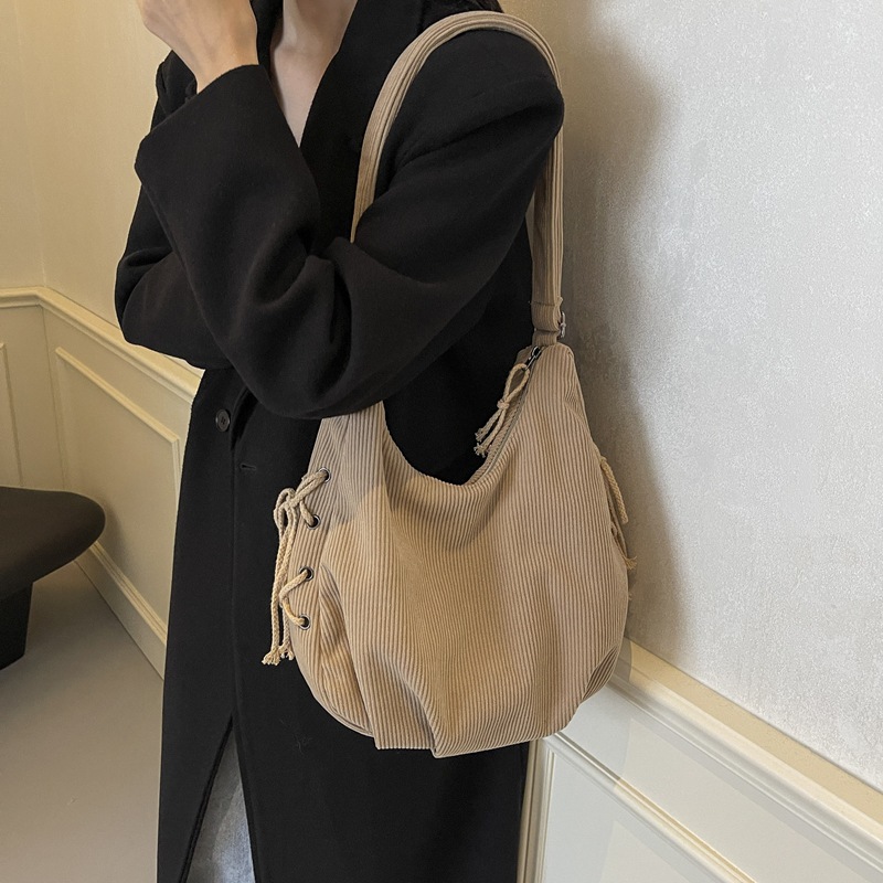 Large-capacity corduroy crossbody bag for women, 2024 new winter casual and versatile tote bag, fashionable commuting single-shoulder bag details Picture
