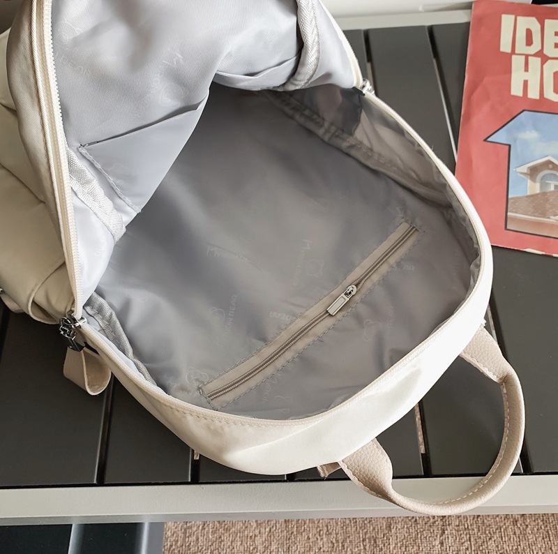 The 2025 new versatile large-capacity backpack features a high level of appearance. It is a simple solid-color backpack for casual outdoor travel Application Scenario