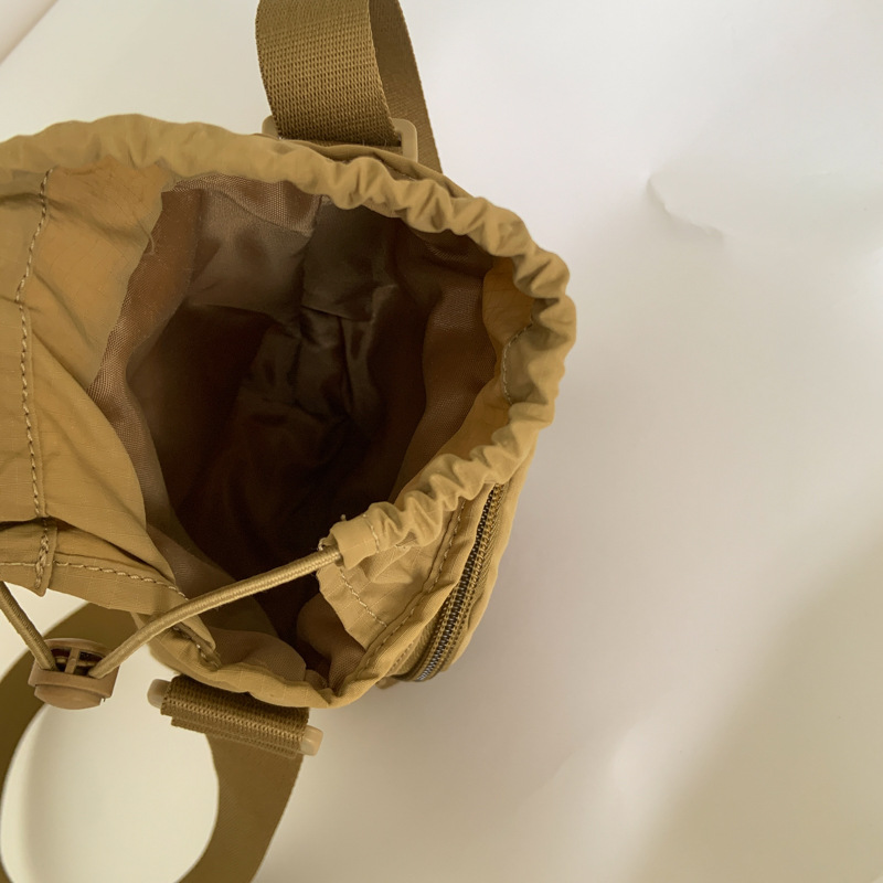 New high-appeartion-level outdoor sports commuting phone bag, bucket bag, niche casual, simple, lightweight and versatile crossbody bag Application Scenario