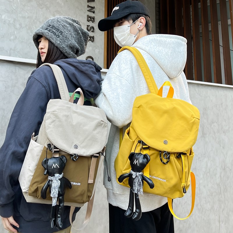 A new high-appearancelevel college style color-blocking backpack for junior and senior high school students, which is casual, simple, lightweight, versatile and has a large capacity full figure