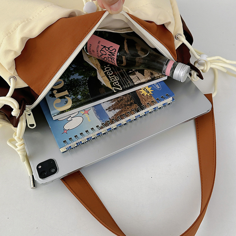2025 New large-capacity color-blocking crossbody bag for women, lightweight single-shoulder bag with high appearance level, Korean-style commuting and travel dumpling bag Application Scenario