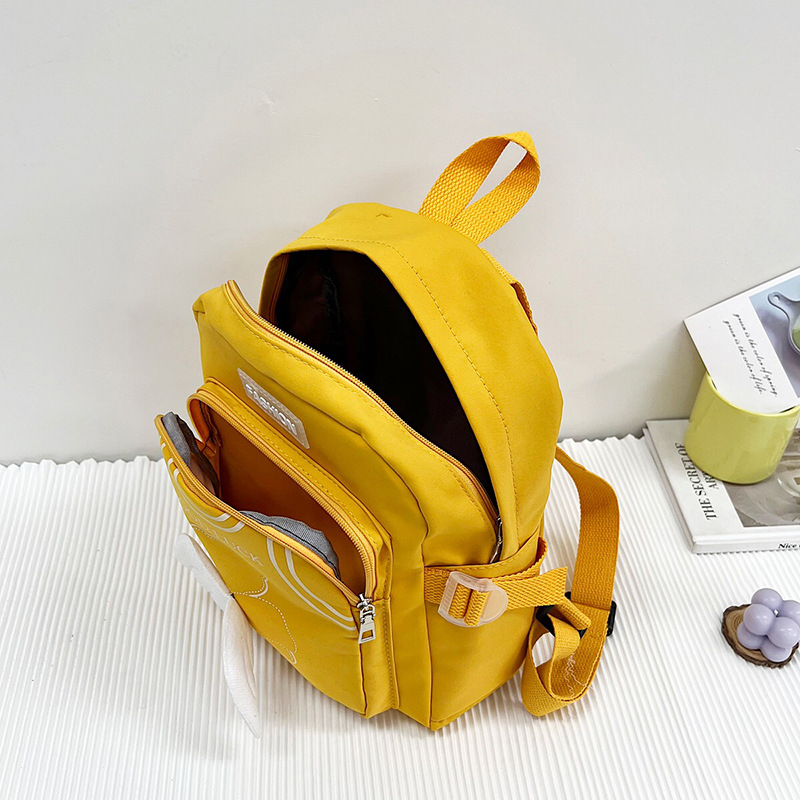 Wholesale of new children's backpacks and gift bags for spring 2022, featuring cartoon bear backpacks for boys and girls in kindergartens Application Scenario