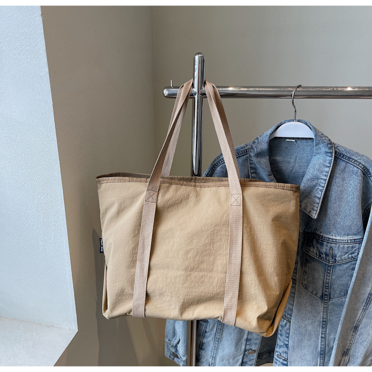 The 2025 new high-appeartion-level large-capacity tote bag is simple and versatile, suitable for shopping and commuting, and is a casual and lightweight backpack Application Scenario