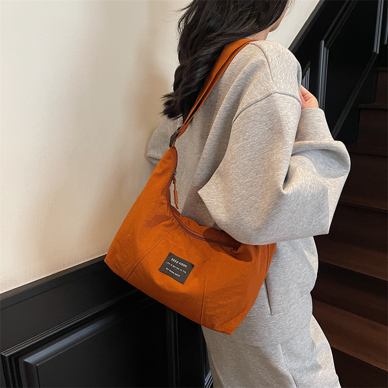 The new Korean-style tote bag with a high aesthetic level is a casual, simple, lightweight, fashionable and versatile outdoor crossbody bag for women full figure