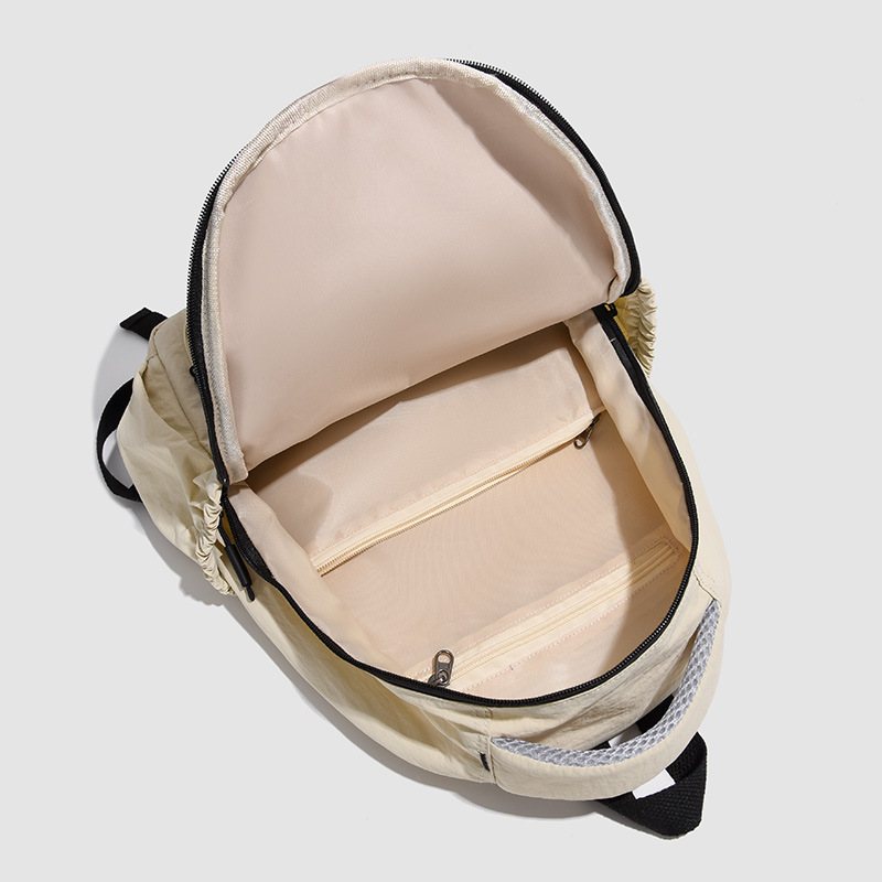 A new lightweight backpack for women in foreign trade, a new simple and sporty climbing bag, an Oxford fabric water-resistant hiking backpack Application Scenario