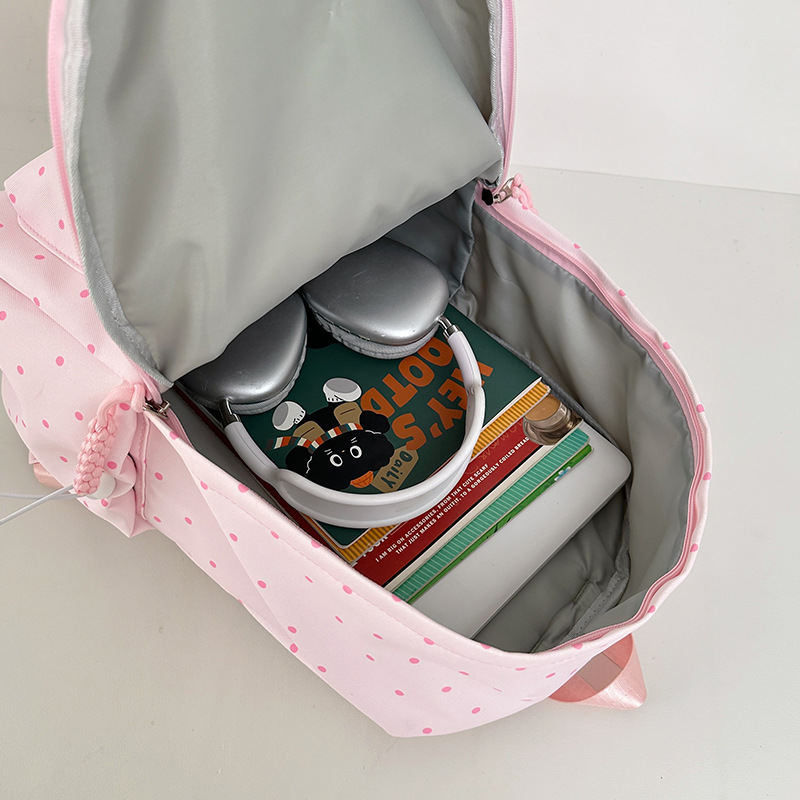 A new Japanese-style high-appearance-level, fresh and sweet candy-colored backpack, a lightweight and large-capacity travel backpack for junior and senior high school students Application Scenario