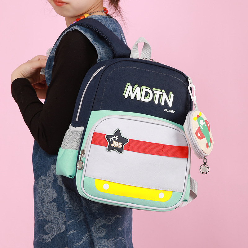 A new cartoon, sweet and cute, casual, simple and lightweight commuting backpack for girls in grades 3 to 6 details Picture