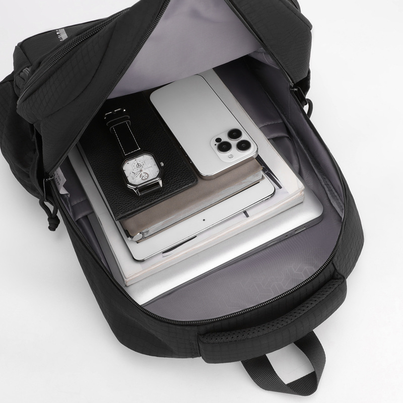 The new boys' multi-layered schoolbag for junior and senior high school students is a versatile and stress-reducing backpack for the campus and a casual backpack for the back-to-school season Application Scenario