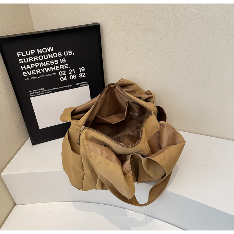 Large-capacity tote bag for women, 2025 new style, fashionable and versatile single-shoulder bag, casual commuting handbag, sports and fitness bag Application Scenario