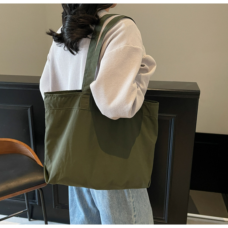 The new spring and summer Korean-style simple and large-capacity tote bag, a popular solid-color single-shoulder bag, is a casual and retro handbag full figure